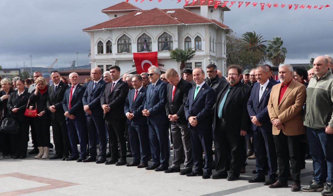 Cumhuriyet Bayramı dolayısıyla Atatürk Anıtı önünde bir araya gelen siyasi