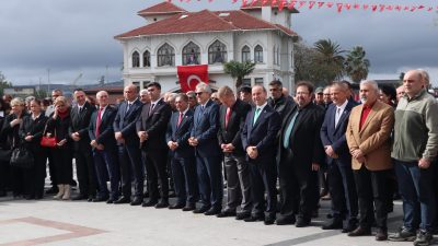Cumhuriyet Bayramı dolayısıyla Atatürk Anıtı önünde bir araya gelen siyasi