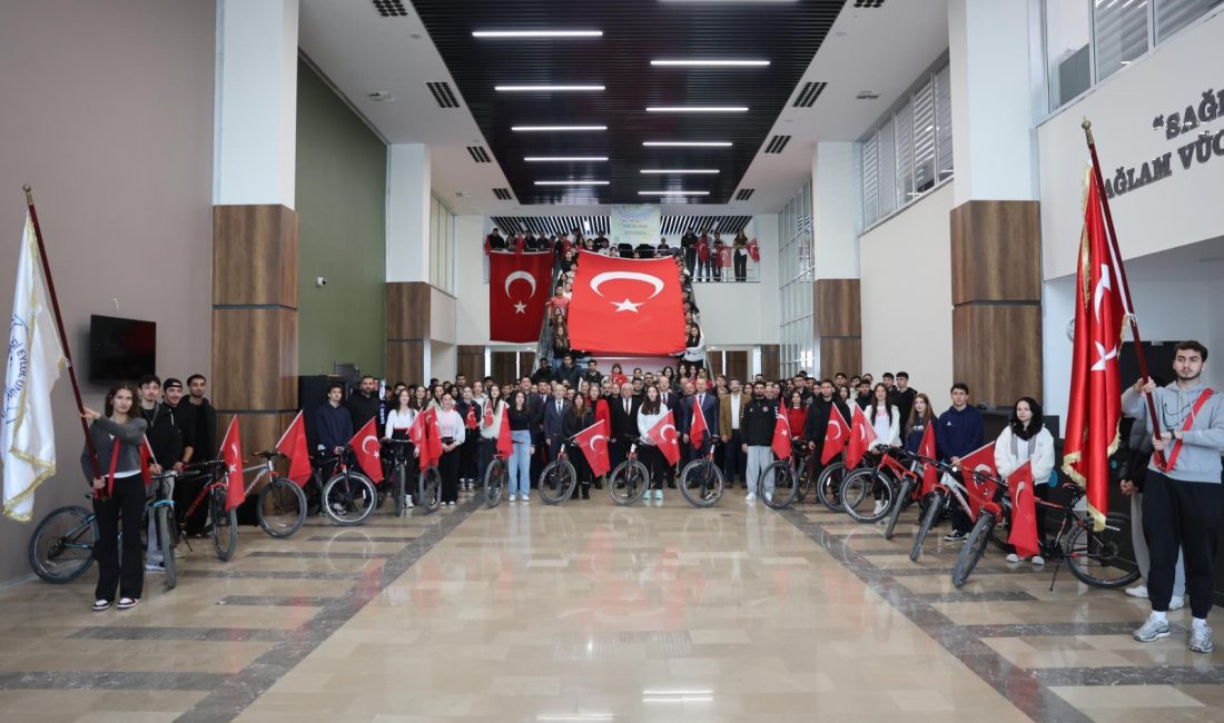 Bandırma Onyedi Eylül Üniversitesi’nde düzenlenen 29 Ekim Cumhuriyet Bayramı programında,