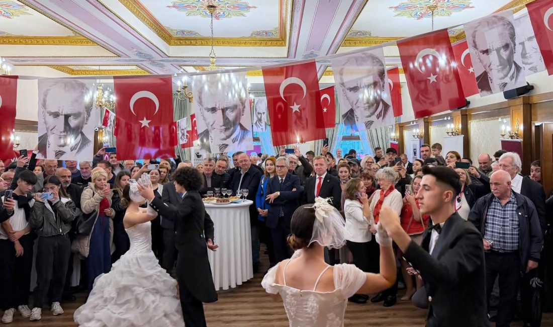 ADD ve Bandırma Belediyesi’nden Cumhuriyet kokteyli Bandırma Belediyesi Nikâh Salonu’nda düzenlenen Cumhuriyet Kokteyli’nde laiklikten kadın haklarına,