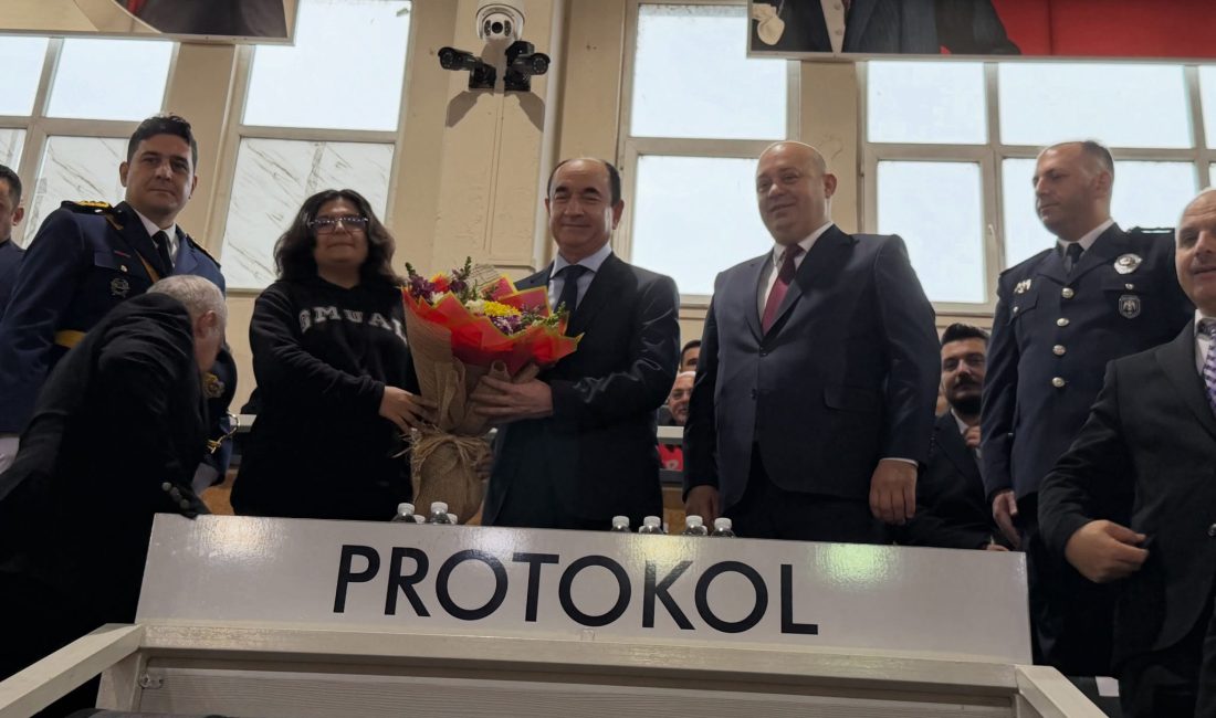 Gönen’de düzenlenen törende ilçe protokolü, öğrenciler ve vatandaşlarla bir araya