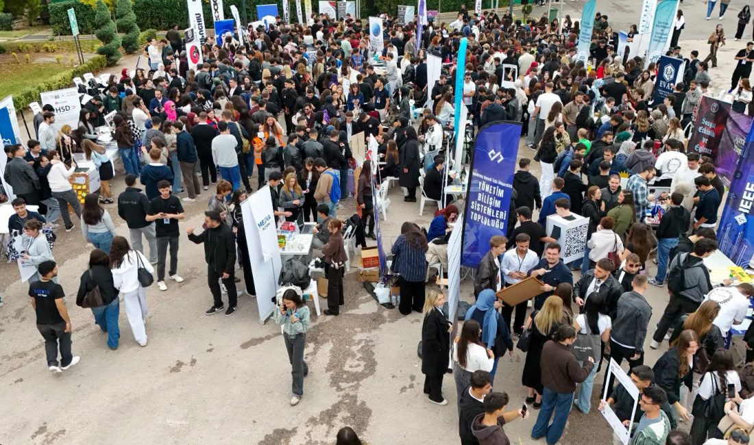 Bandırma Onyedi Eylül Üniversitesi’nde düzenlenen Topluluk Günleri’nde öğrenci toplulukları stant