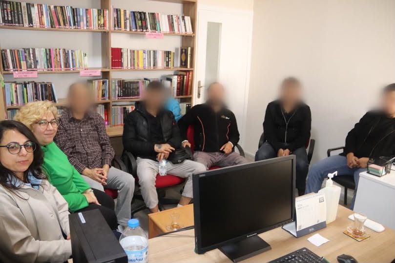 Edebiyatın iyileştirici gücü yükümlülerle paylaşıldı Gönüllü yazar ve şairlerin katılımıyla gerçekleştirilen buluşmada yükümlülere edebiyat aracılığıyla