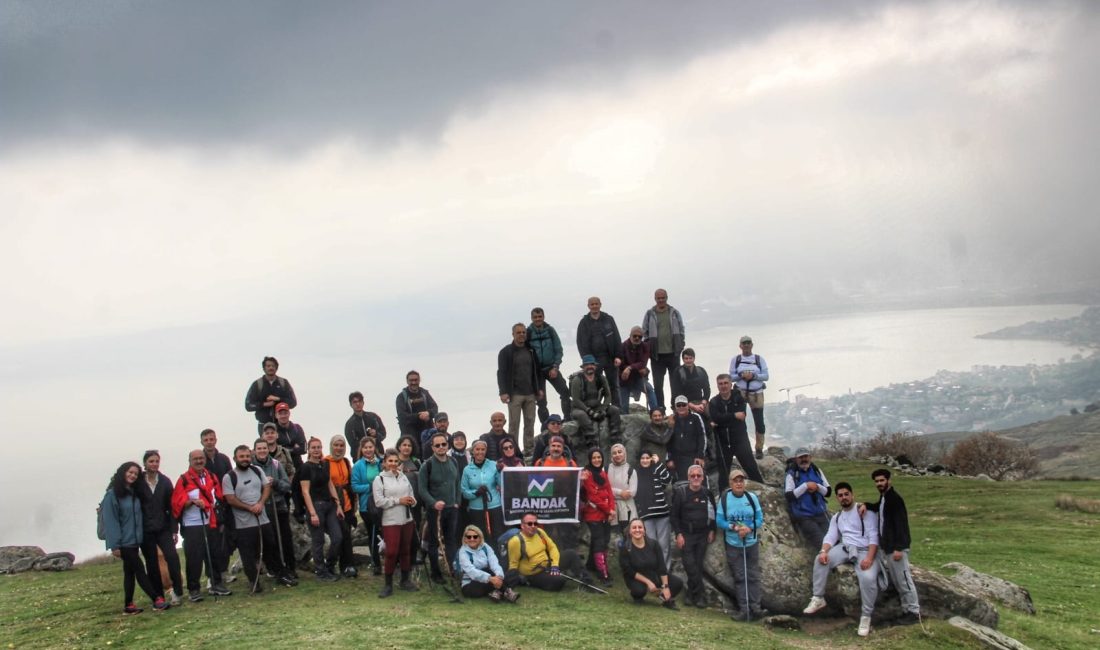 Kapıdağ’da 11 kilometrelik doğa yürüyüşü Tatlısu’dan başlayıp aynı noktada sona eren etkinlikte doğaseverler; şelale manzarası,