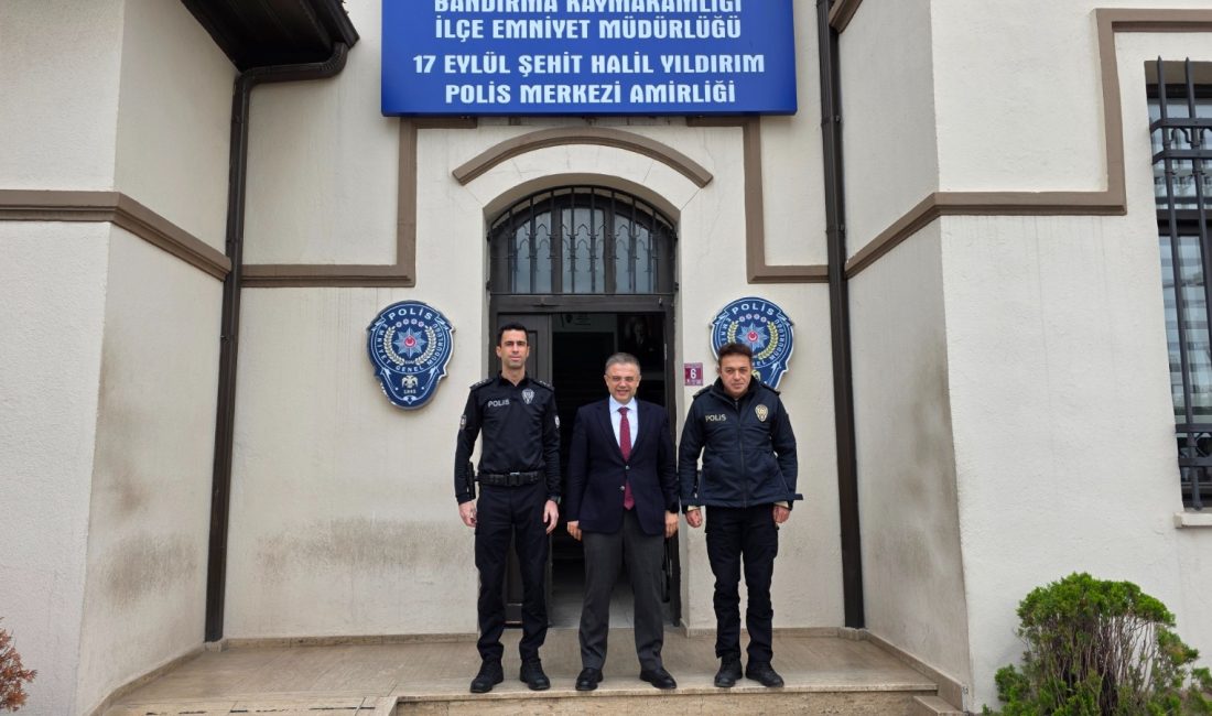 Kaymakam Öztürk Polis Merkezi’ndeki çalışmalara ilişkin bilgi aldı Bandırma Kaymakamı Recep Öztürk, 17 Eylül Şehit Halil Yıldırım Polis