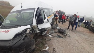 Susurluk’ta işçi servisi ile ticari aracın kafa kafaya çarpıştığı trafik