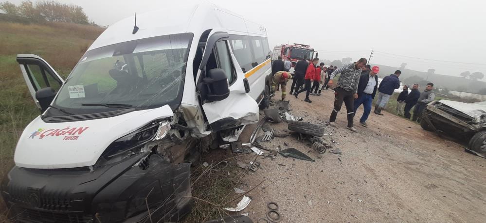 Susurluk’ta işçi servisi ile ticari aracın kafa kafaya çarpıştığı trafik