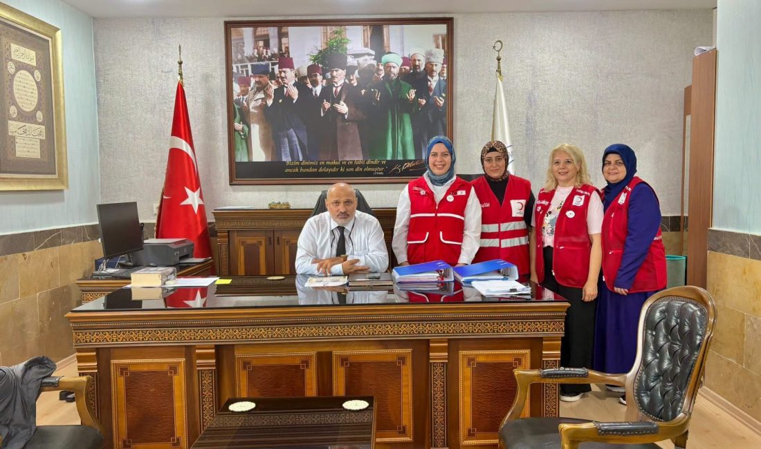 Bandırma Kızılay Kadın Birimi’nden İlçe Müftülüğüne ziyaret Kızılay’ın Bandırma’daki faaliyetlerinin değerlendirildiği görüşmede, Kadın Birim Başkanı Simge Yalaz