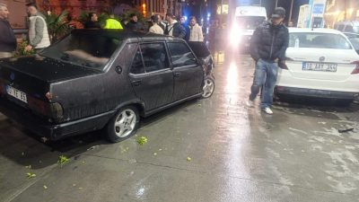 Ayvalık ilçesinde kontrolden çıkan otomobil, kaldırımı aşarak akaryakıt istasyonunda yakıt