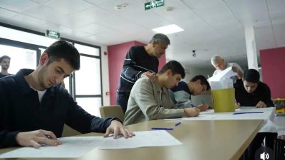 Manevi Danışman Mehmet Berme ve yurtta kalan üniversite öğrencileri, kan
