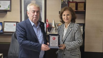 Paşabayır Mahalle Muhtarı Belgin Şentürk, plastik kapakların geri dönüşümüyle engelli
