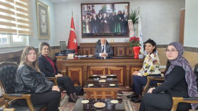 Bandırma Yarbay Vecihi Bey KYK Yurdu Müdürü Arzu Deniz, beraberindeki