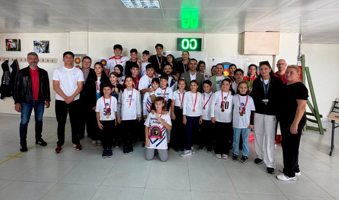 Bandırma’da Cumhuriyet Bayramı’na özel okçuluk turnuvası Bandırma Gençlik ve Spor İlçe Müdürlüğü tarafından gerçekleştirilen turnuvada sporcular,