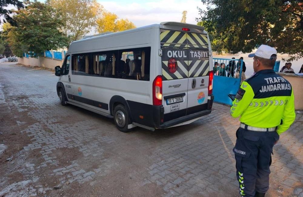 Balıkesir jandarmadan okul çevrelerinde denetim Balıkesir’de jandarma ekiplerinin okul çevreleri ve servis araçlarına yönelik denetimlerinde