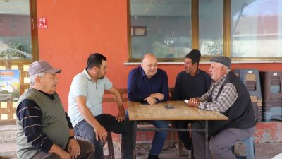 Turplu Mahallesi’ndeki saha incelemesinde vatandaşların görüşlerini dinleyen Gönen Belediye Başkanı