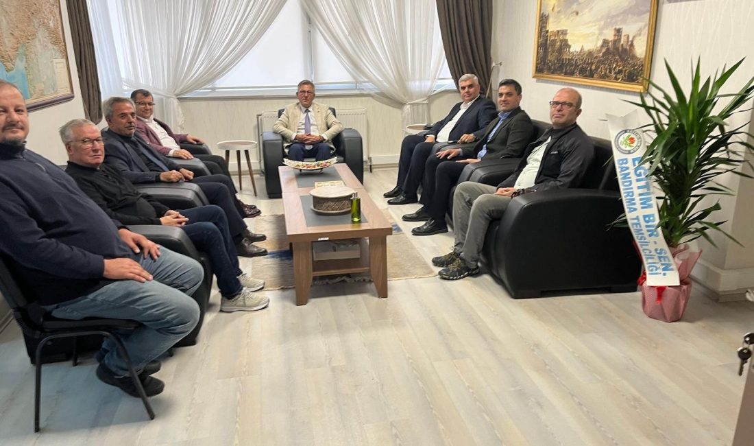 Eğitim-Bir-Sen temsilcilerinden Ümit Gökdemir’e başarı dileği Bandırma İlçe Millî Eğitim Müdürü Ümit Gökdemir’i ziyaret eden Eğitim-Bir-Sen