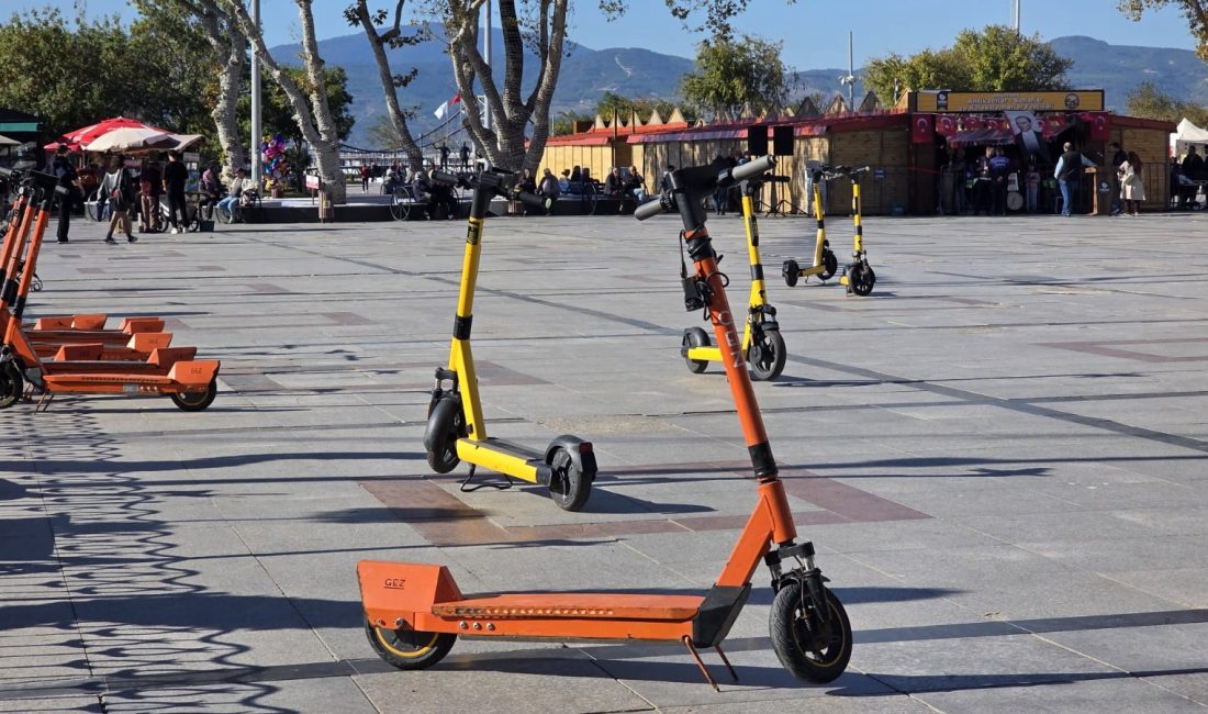 Cumhuriyet Meydanı’nda elektrikli scooter yoğunluğu dikkat çekiyor Bandırma’da giderek daha fazla tercih edilen elektrikli scooterların gelişigüzel bırakılması,