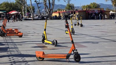 Bandırma’da giderek daha fazla tercih edilen elektrikli scooterların gelişigüzel bırakılması,