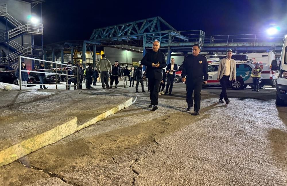 Balıkesir Valiliğinden Soma maden kazası açıklaması: Balıkesirli 1 işçi vefat etti, 1 işçi ise sağ olarak kurtarıldı Balıkesir Valiliği, 5 işçinin hayatını kaybettiği Soma madeninde yaşanan kazada