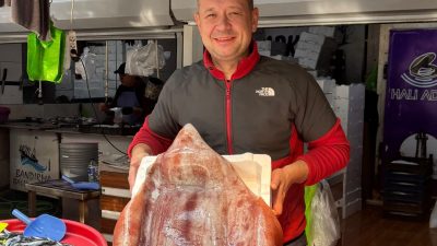 Bozcaada açıklarında yakalanan 15 kilogramlık kalamar, Odunluk İskelesi üzerinden Bandırma’ya