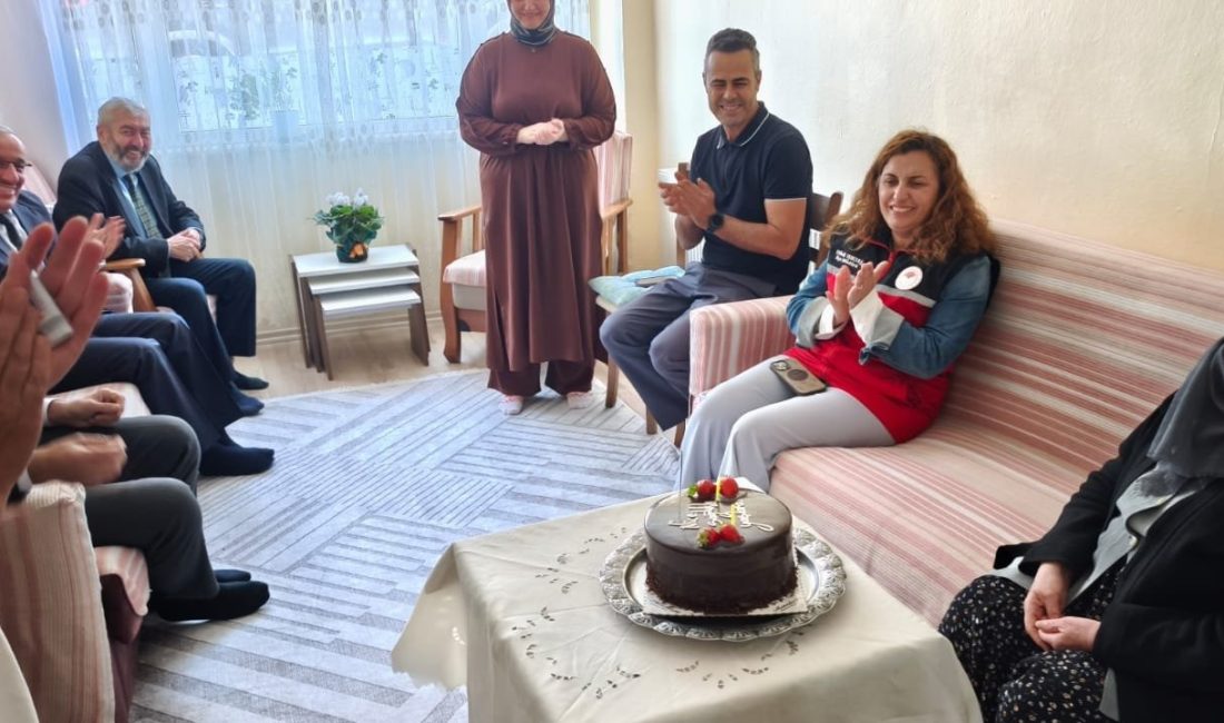 Kaymakam Göç, Yaşlılar Günü’nde Müesser İbiş’i yalnız bırakmadı Erdek’te Yaşlılar Günü dolayısıyla gerçekleştirilen buluşmada 78 yaşındaki Müesser İbiş