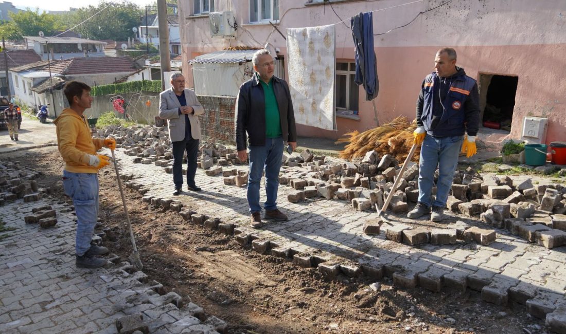 Susurluk’ta devam eden belediye çalışmalarına inceleme Susurluk’ta Burhaniye Mahallesi’ndeki taş tamiratı ve Kent Spor Sahası’nın yapım