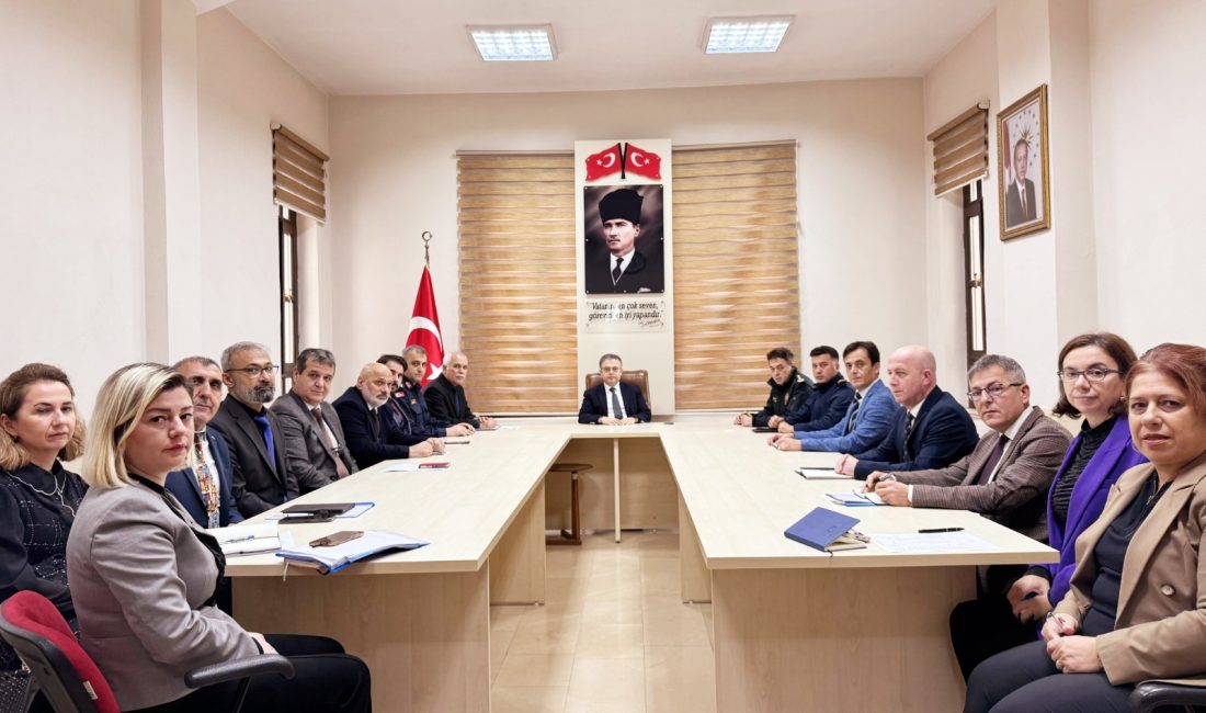 Kaymakam Recep Öztürk başkanlığında gerçekleştirilen toplantıda, kamu hizmetlerinin etkin ve