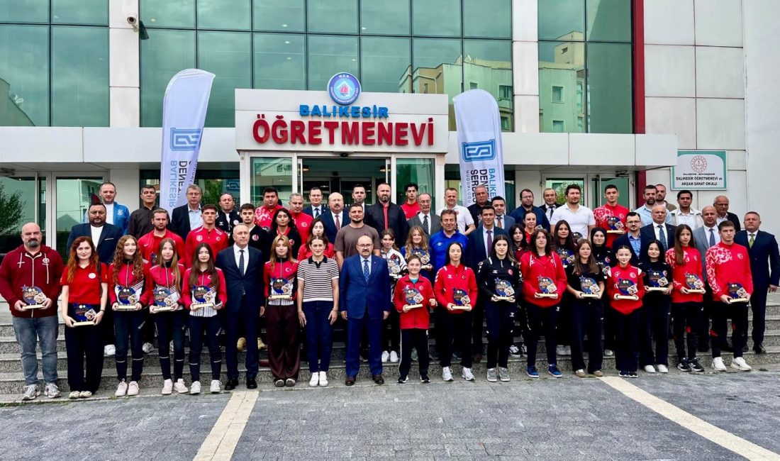 Modern pentatlonda Avrupa şampiyonluğu ve dünya ikinciliği, kick boksta ise