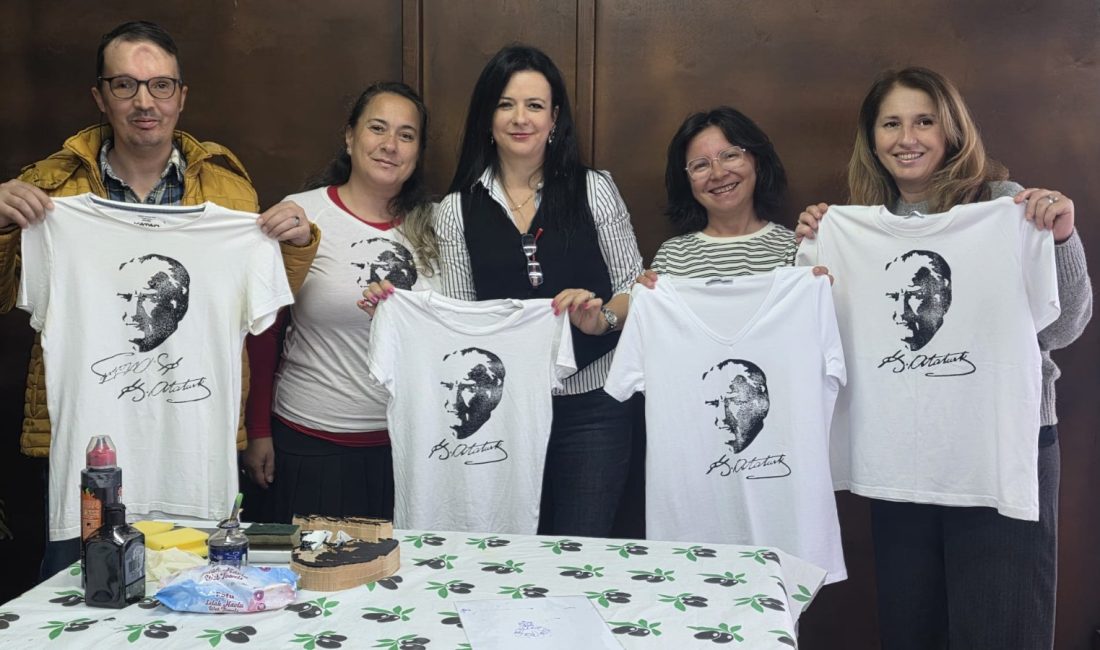 Sanat Sokağı’nda Atatürk imzalı tişörtler Cumhuriyet için hazırlandı Yaklaşık 15 yıllık atölyecilik deneyimini farklı çalışmalarla sürdüren moda tasarımcısı