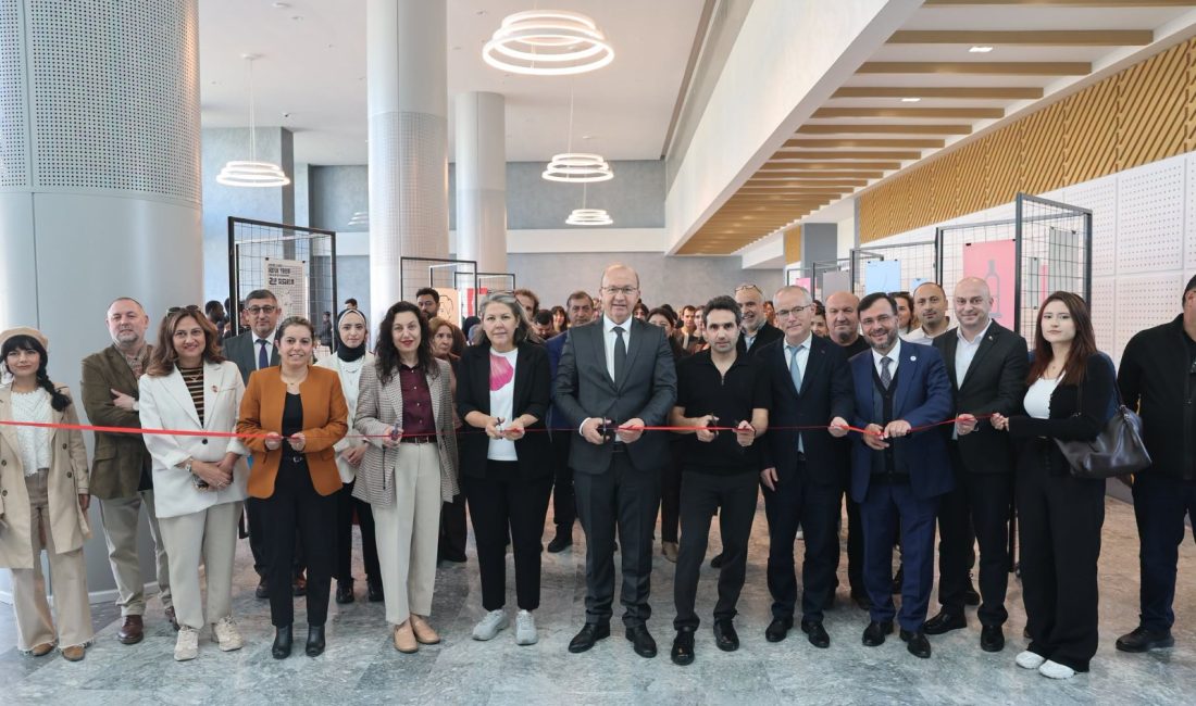 Üniversite yönetimi, akademisyenler, öğrenciler ve sanatseverlerin katıldığı açılışta, Doç. Dr.