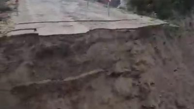 Fındıklı ve Canbaz mahalleleri arasındaki yol, etkili olan yoğun yağışlar