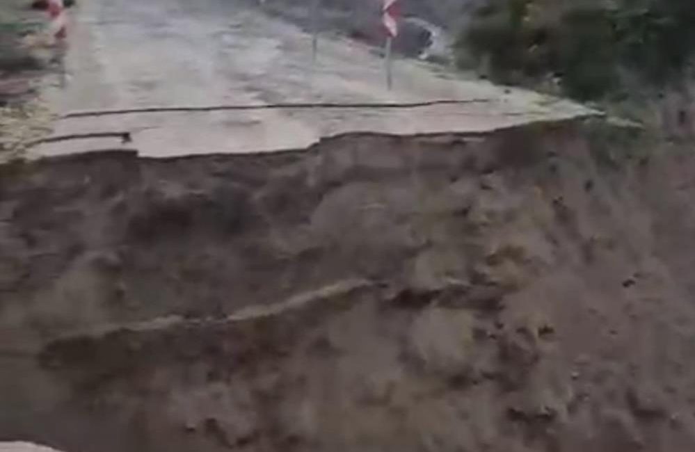 Fındıklı ve Canbaz mahalleleri arasındaki yol, etkili olan yoğun yağışlar