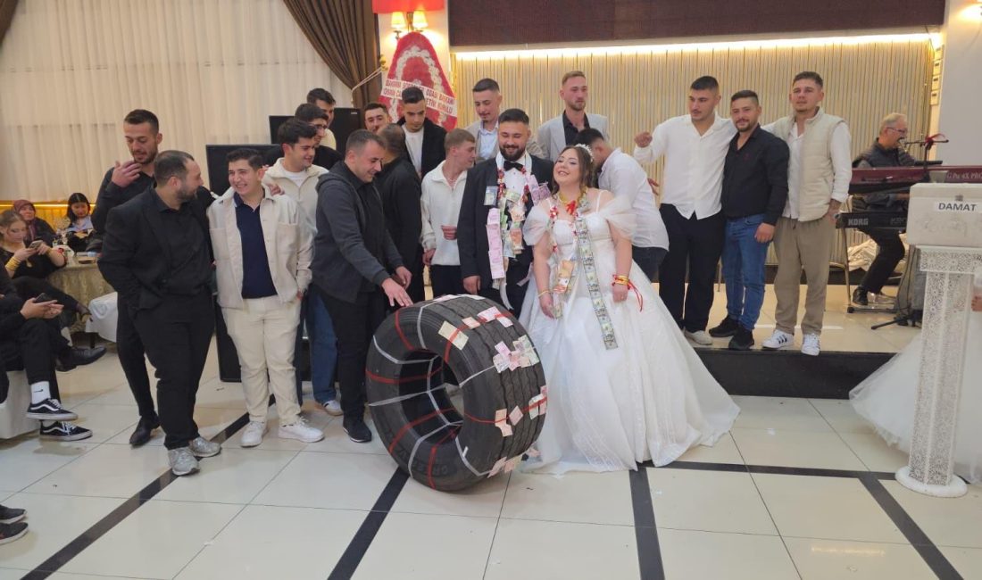 Damada altın yerine tır lastiği taktılar Bandırma’da düzenlenen düğünde, damadın tır şoförü olması nedeniyle arkadaşları tarafından