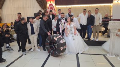 Bandırma’da düzenlenen düğünde, damadın tır şoförü olması nedeniyle arkadaşları tarafından