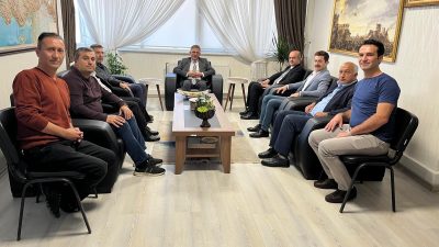 Dursunbey İlçe Milli Eğitim Müdürü Çetin Keren, beraberindeki heyetle birlikte