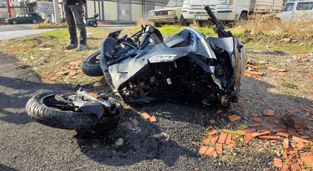 Otomobille çarpışan motosiklet sürücüsü havaya uçtu Bandırma ilçesinde otomobil ile motosikletin çarpıştığı trafik kazasında 2 kişi