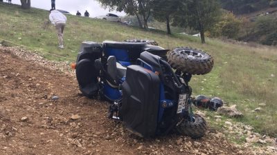 Erdek’te ATV ile yamaçtan çıkmaya çalışan 2 kişi, aracın devrilmesi