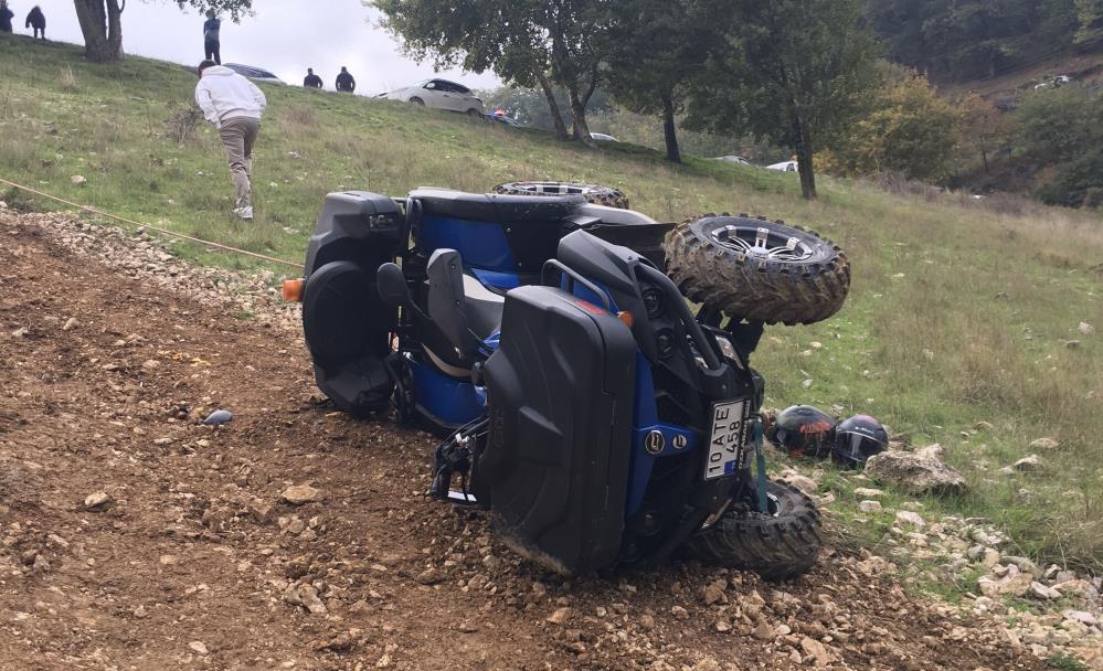 Erdek’te ATV devrildi: 2 yaralı Erdek’te ATV ile yamaçtan çıkmaya çalışan 2 kişi, aracın devrilmesi